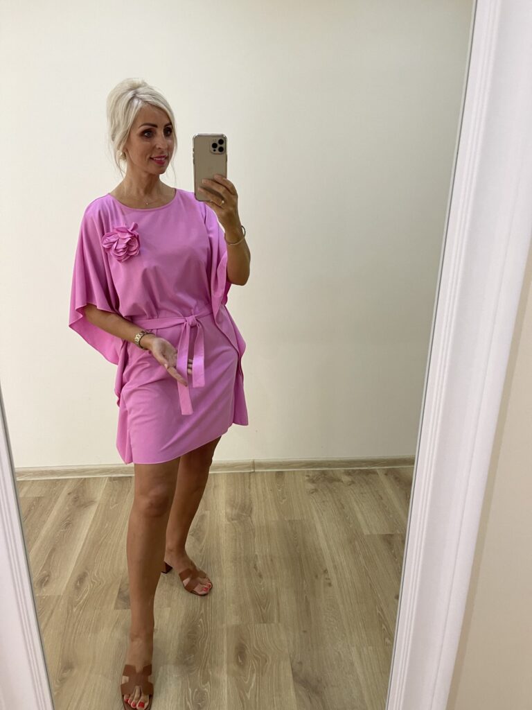 Rožinė suknele su gėle