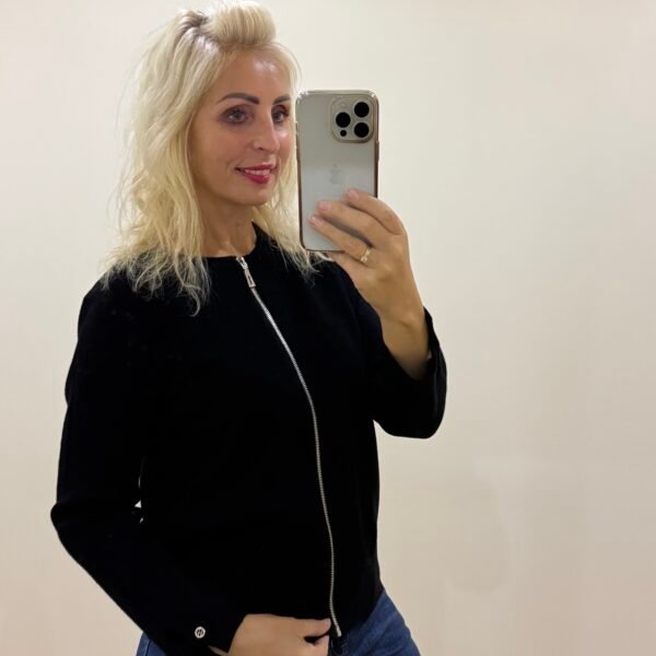 Užtraukiamas Juodas Megztukas