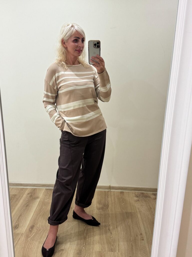 Dryžuotas Smėlinis Megztukas su aukso spalvos blizgesiu