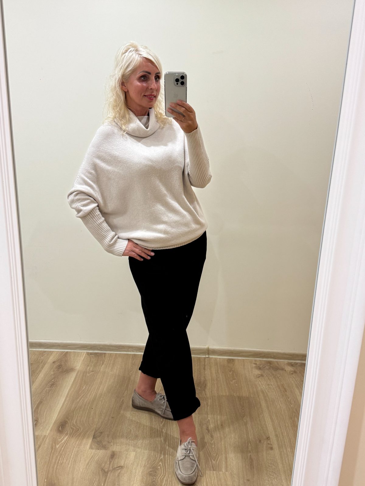 Kreminis Kimono Megztukas Kreminis Kimono Megztukas — 1 nuotrauka
