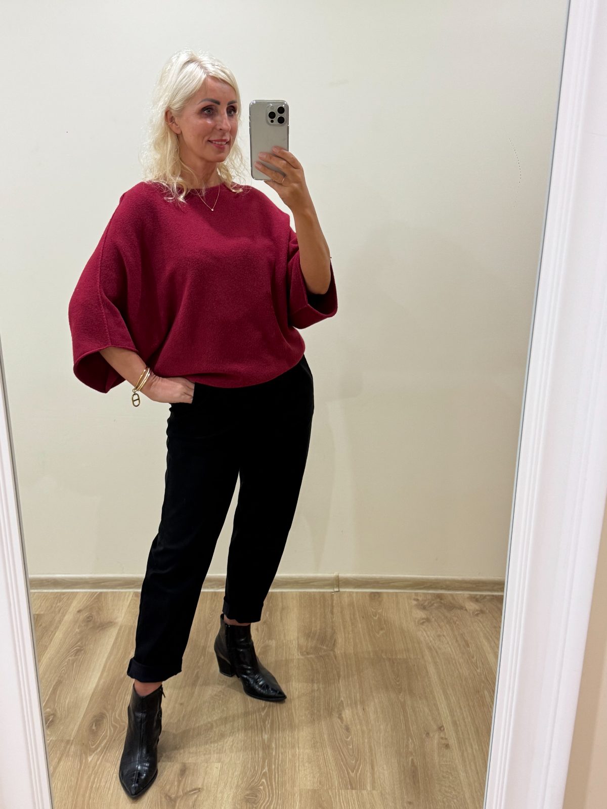 Tamsaus Vyno Kimono Megztukas Tamsaus Vyno Kimono Megztukas — 1 nuotrauka