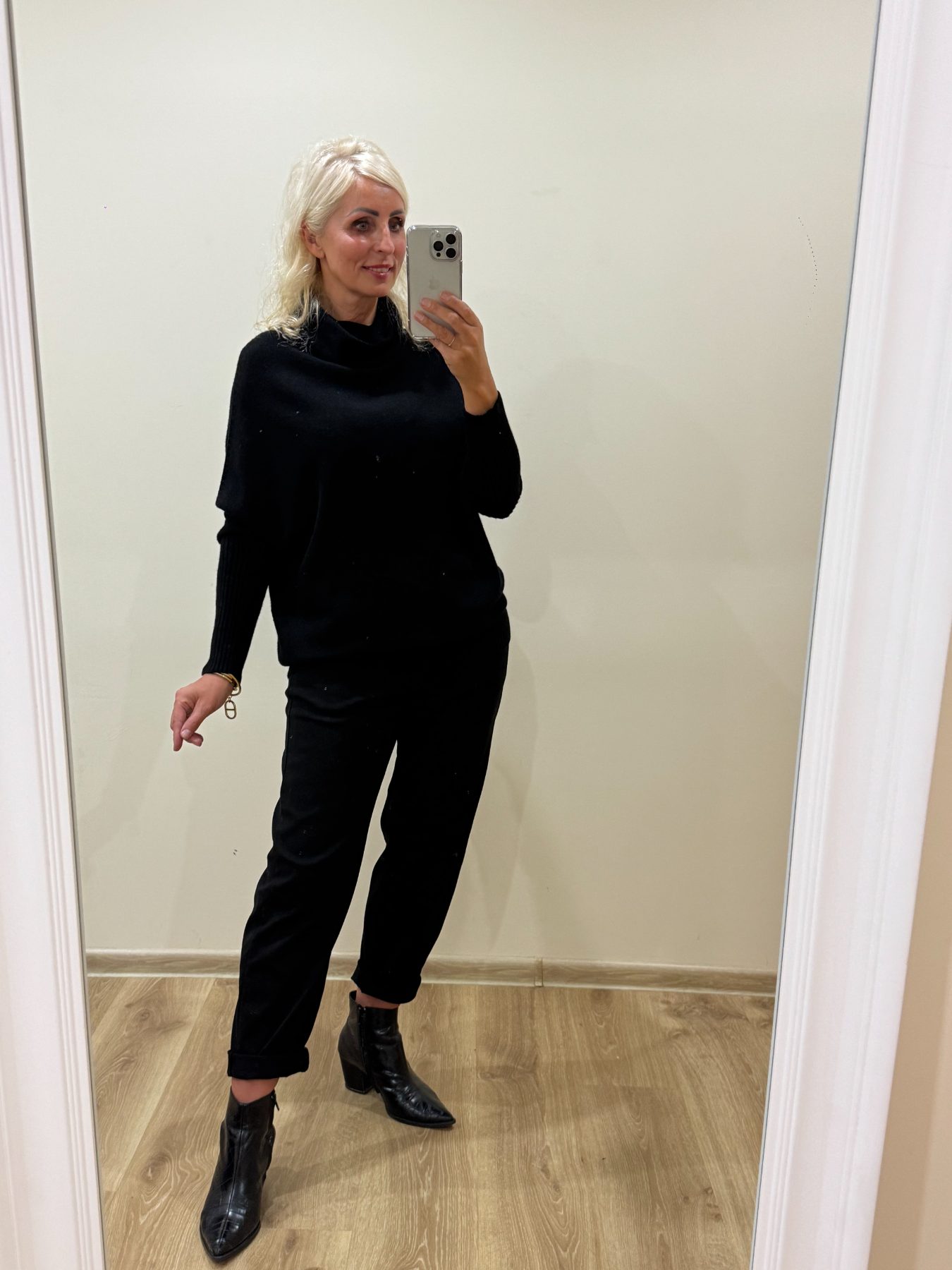 Juodas Kimono Megztukas Juodas Kimono Megztukas — 1 nuotrauka