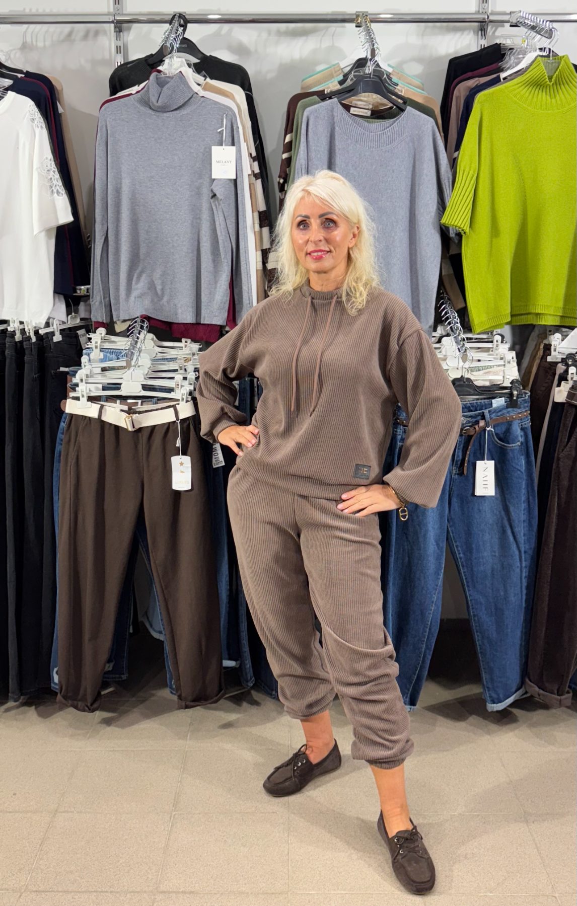 Velvetinis Laisvalaikio Kostiumėlis Velvetinis Laisvalaikio Kostiumėlis — 1 nuotrauka